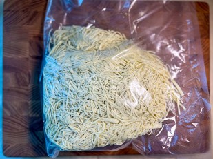 Японские снеки и крекеры: Сырный продукт ФЕРМЕРСКИЙ паутинка  укроп/чеснок